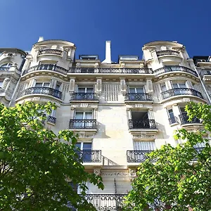 outstanding-2-bedrooms-with-a-terrific-eiffel-tower-view.fr-paris.fr/