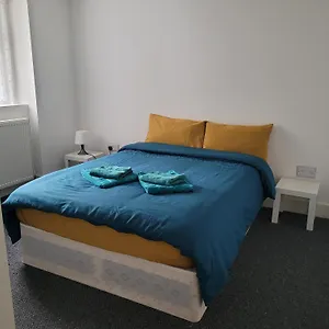 lovely-2-bed-fully-refurbished-house-in.cambridgehotelsuk.com/